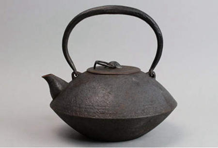 【精品南部】日本 南部釜定 算珠形 老铁壶 小嘴好玩,出水佳。 铁质佳,个头也不大. 南部中的精品。 重:1150g 高:17cm