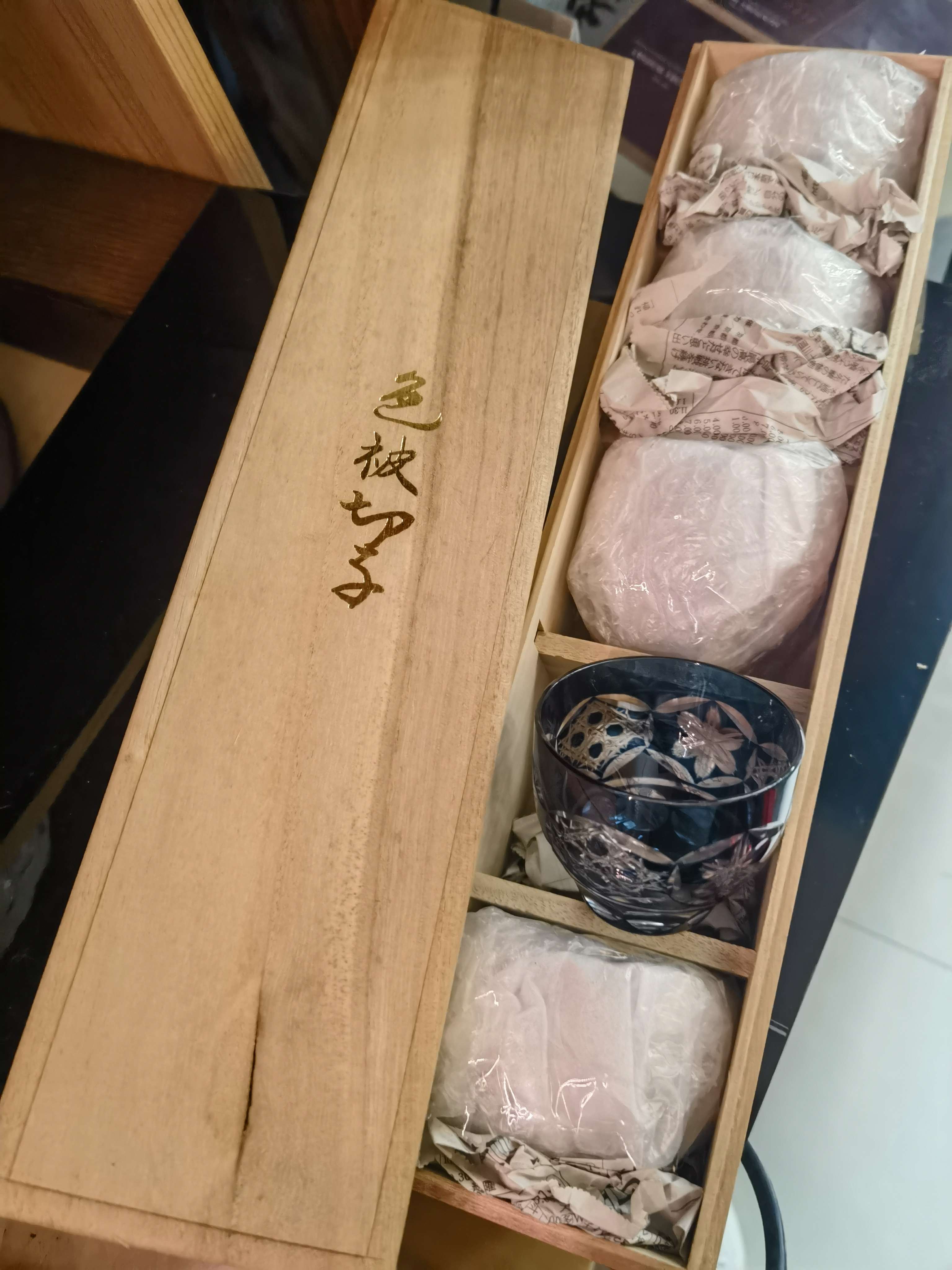 色被切子